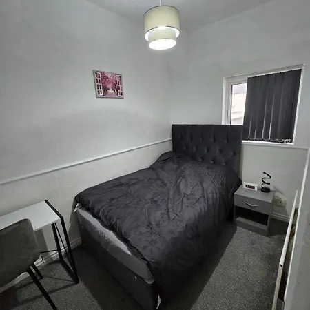 Modern 3 Bed Location Free Wifi Netflix And Street Parking