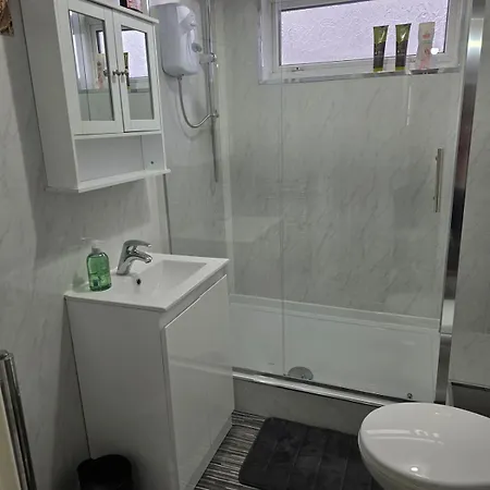 Modern 3 Bed Location Free Wifi Netflix And Street Parking 아파트 *