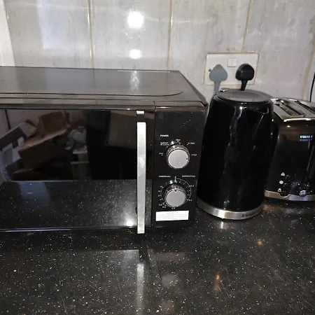 Modern 3 Bed Location Free Wifi Netflix And Street Parking *