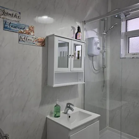 Modern 3 Bed Location Free Wifi Netflix And Street Parking