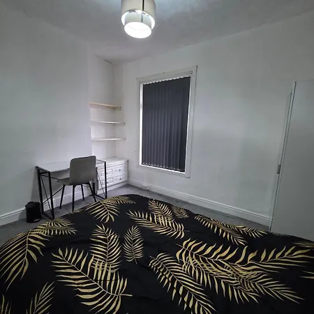 Modern 3 Bed Location Free Wifi Netflix And Street Parking *