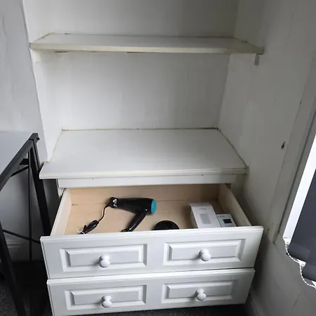 Modern 3 Bed Location Free Wifi Netflix And Street Parking *