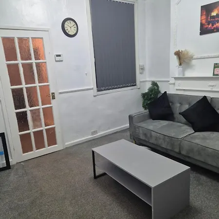 Modern 3 Bed Location Free Wifi Netflix And Street Parking *