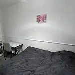 Modern 3 Bed Location Free Wifi Netflix And Street Parking Apartment Middlesbrough