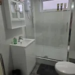Modern 3 Bed Location Free Wifi Netflix And Street Parking Apartment *