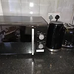 Modern 3 Bed Location Free Wifi Netflix And Street Parking *