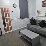 Modern 3 Bed Location Free Wifi Netflix And Street Parking *